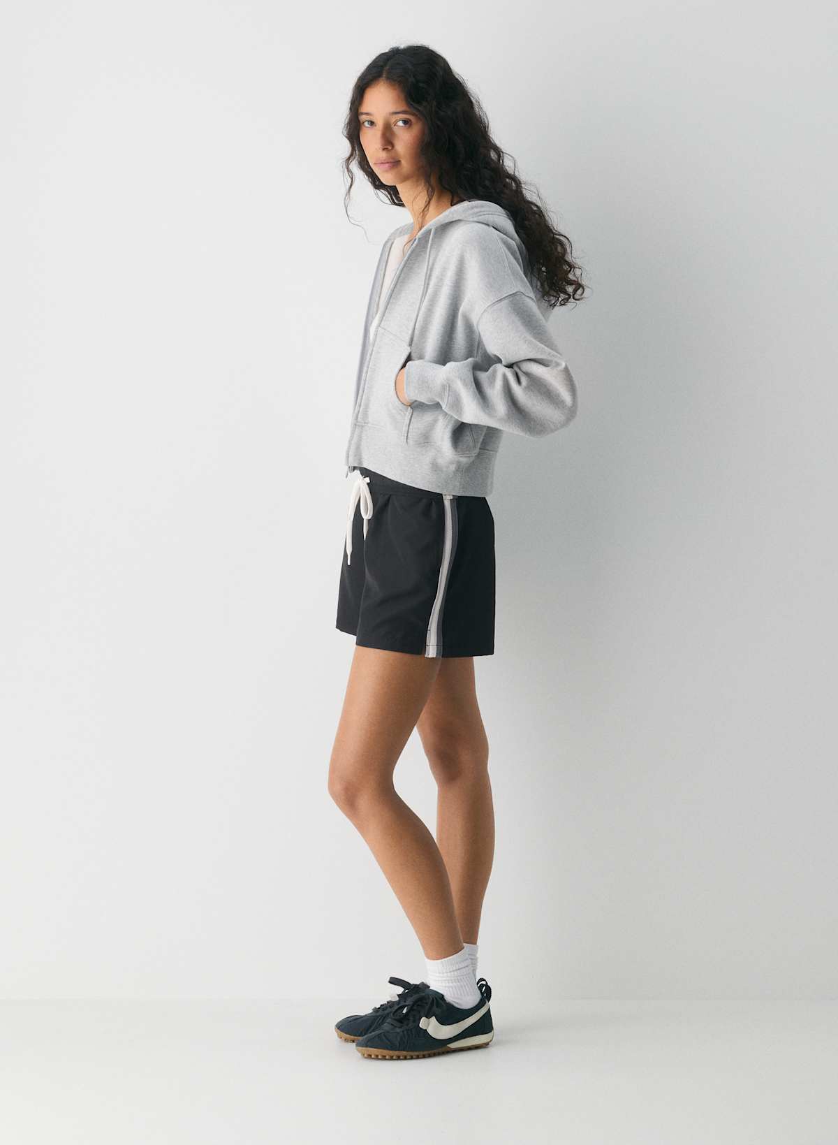 Medallion Mid-Thigh Short